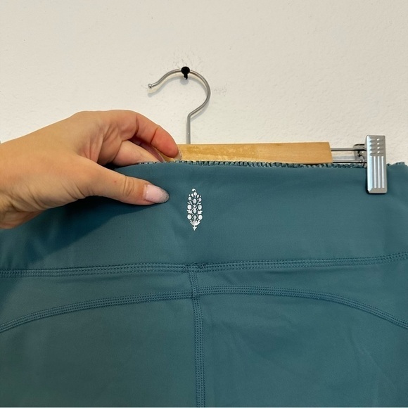 Free People Movement Get Shorty Leggings Blue Turquoise Size XL Women’s Cropped - Picture 6 of 11